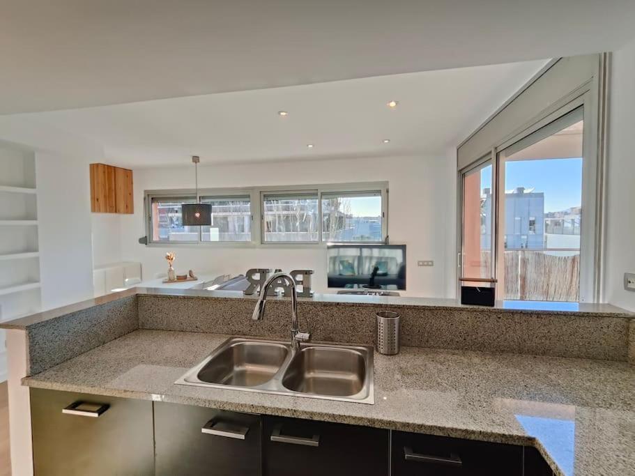 סנט אדריה דה בסוס Large Terrace Luxury Apartment מראה חיצוני תמונה