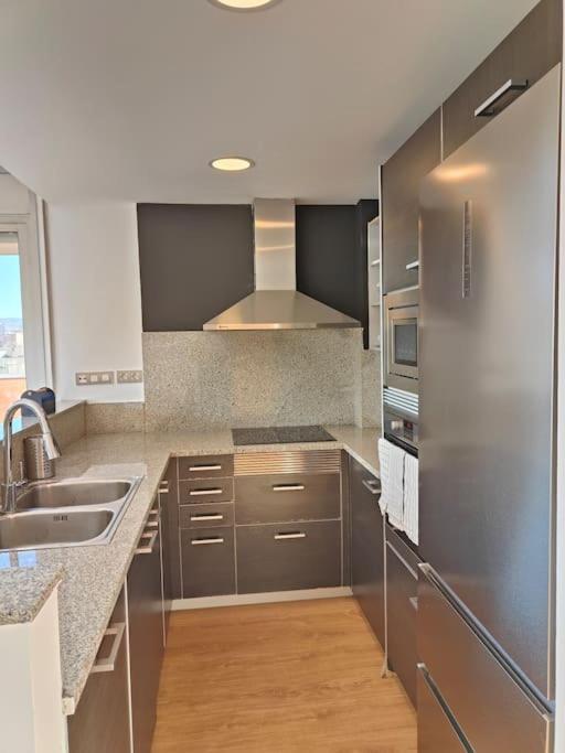 סנט אדריה דה בסוס Large Terrace Luxury Apartment מראה חיצוני תמונה